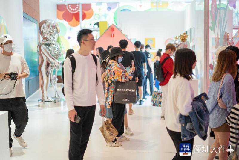 艺术家郝朗个展深圳展出，卡通风格绘画受年轻人追捧