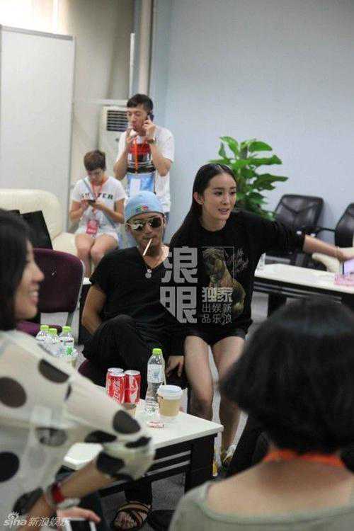 疑似杨幂坐谢霆锋大腿照被疯传，搞啥呢？