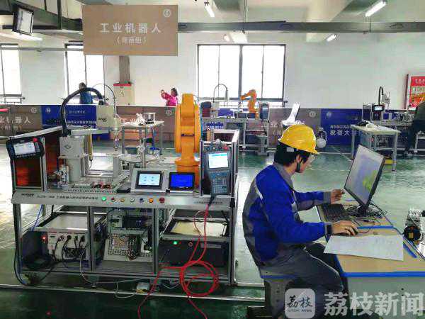 “江苏工匠”了不起 各项技能看花人眼