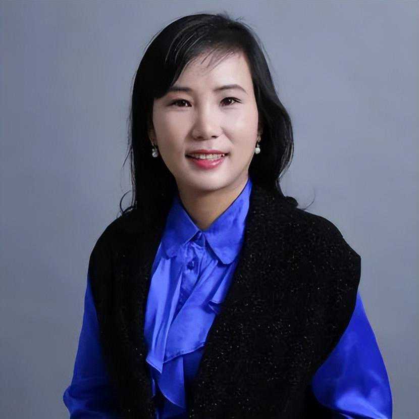 她的工笔画色彩亮丽，营造一种美好的意境