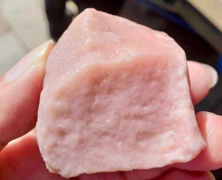 桃花石还是桃花籽？金镶桃花玉雕花戒指