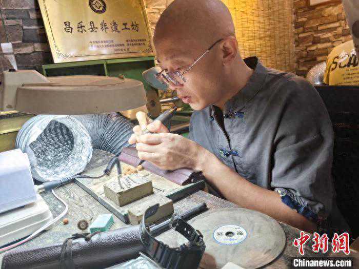 核雕非遗传承人王春晖：方寸间展现大千世界