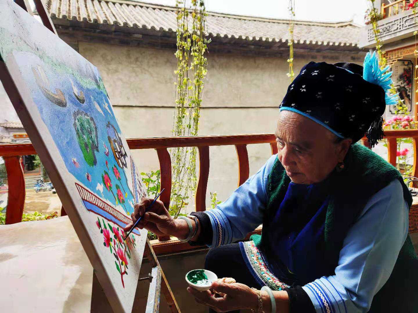 苍山下洱海边，这位老奶奶画出了自己的“诗和远方”