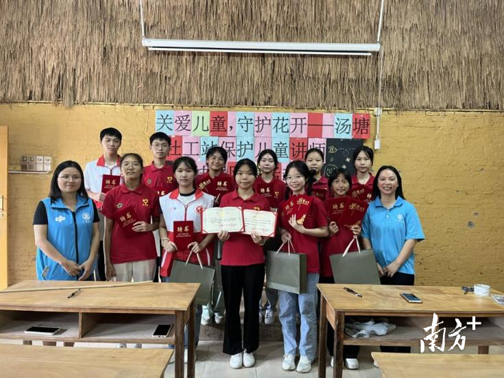这个暑假，佛冈汤塘有一群少年宣讲员在“守护花开”