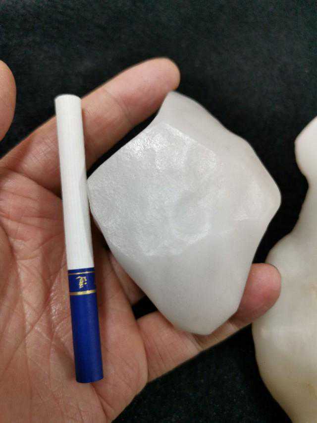 分享几个常用来冒充新疆和田玉的假货