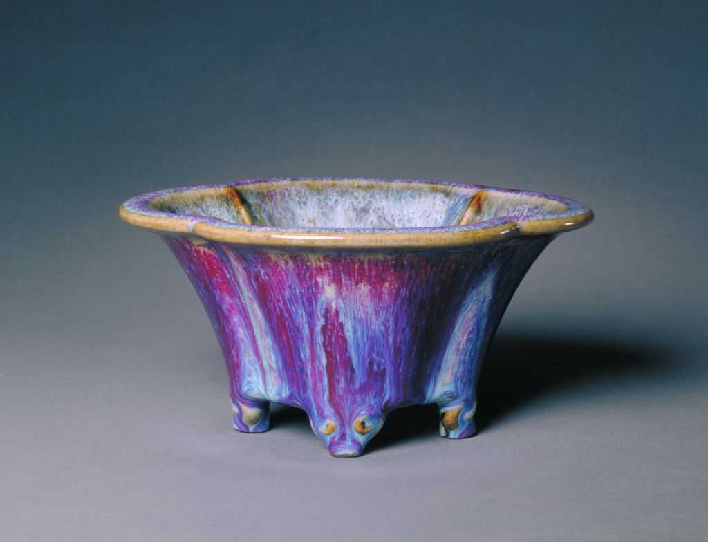 石湾窑陶瓷艺术的瑰宝：仿钧釉系列作品鉴赏