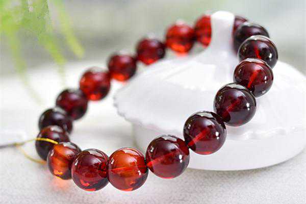 万掌柜：血琥珀多少钱一克？如何鉴别真假？