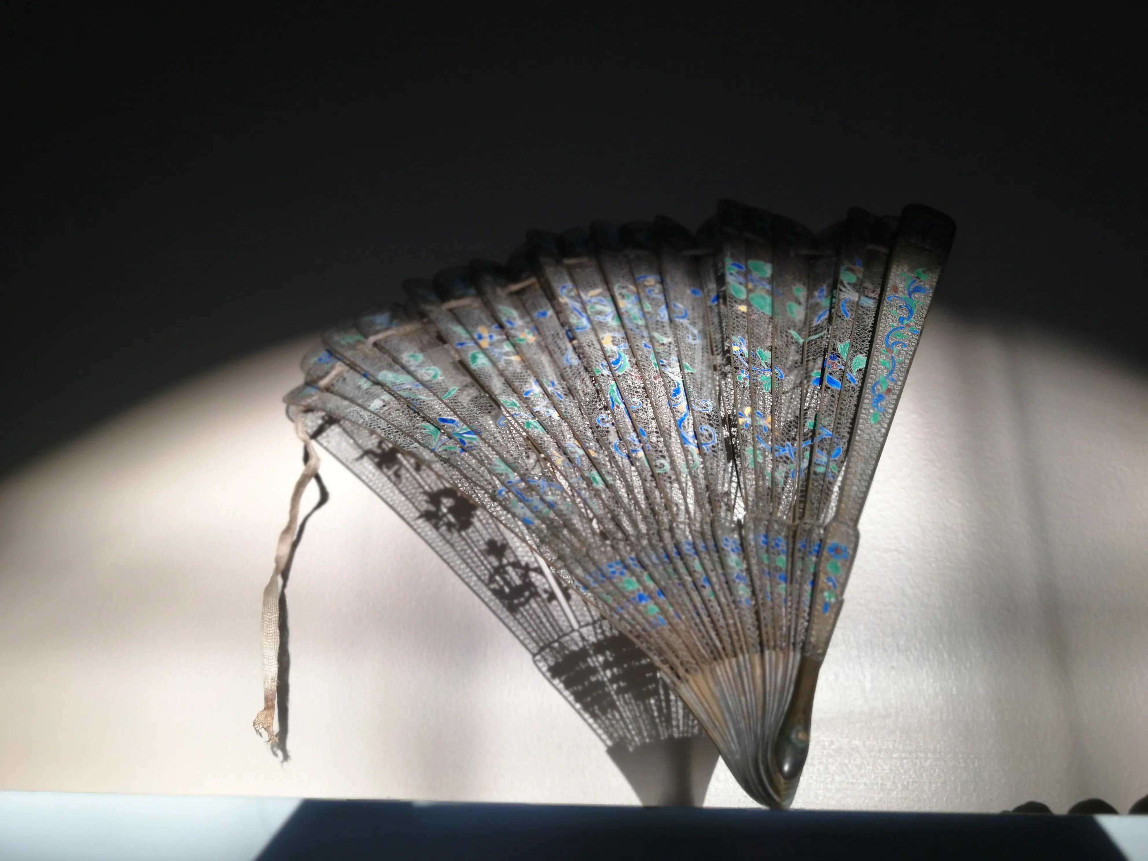 私人收藏：清朝银鎏金累丝烧蓝图扇