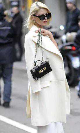 周迅背集装箱、唐嫣跨香烟盒，越硬越in