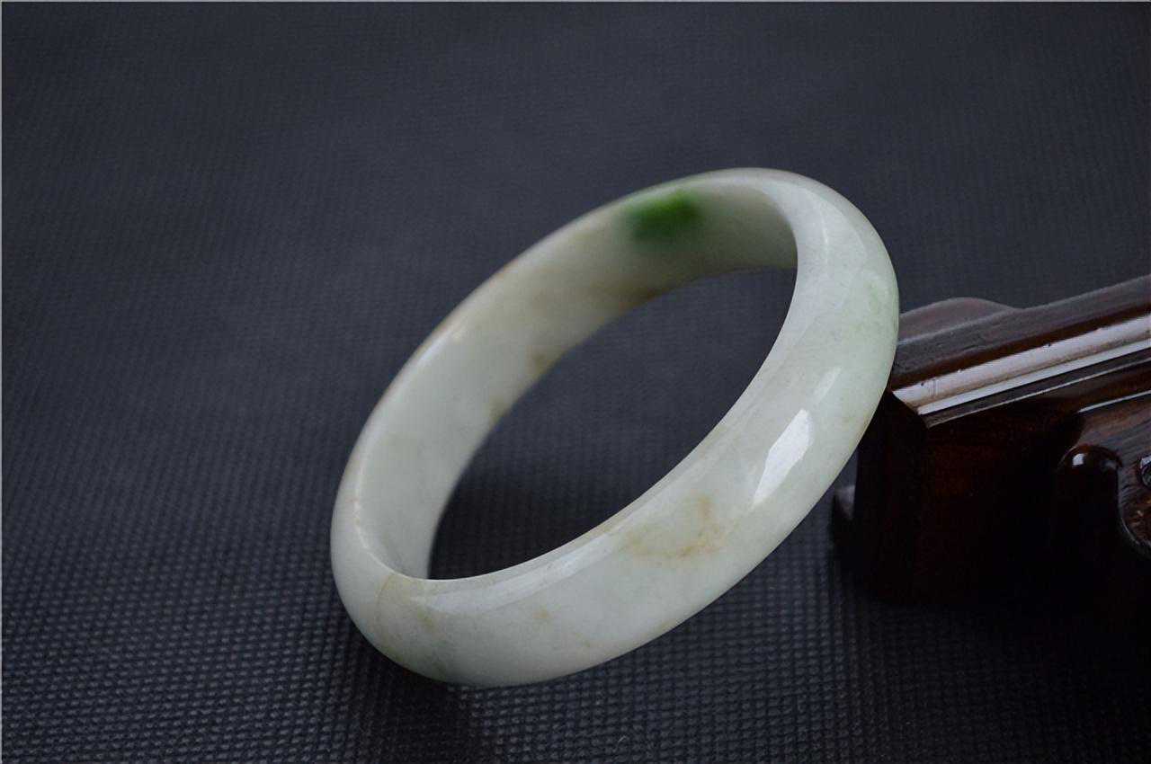 同样都是翡翠手镯，为何价格区别如此之大？