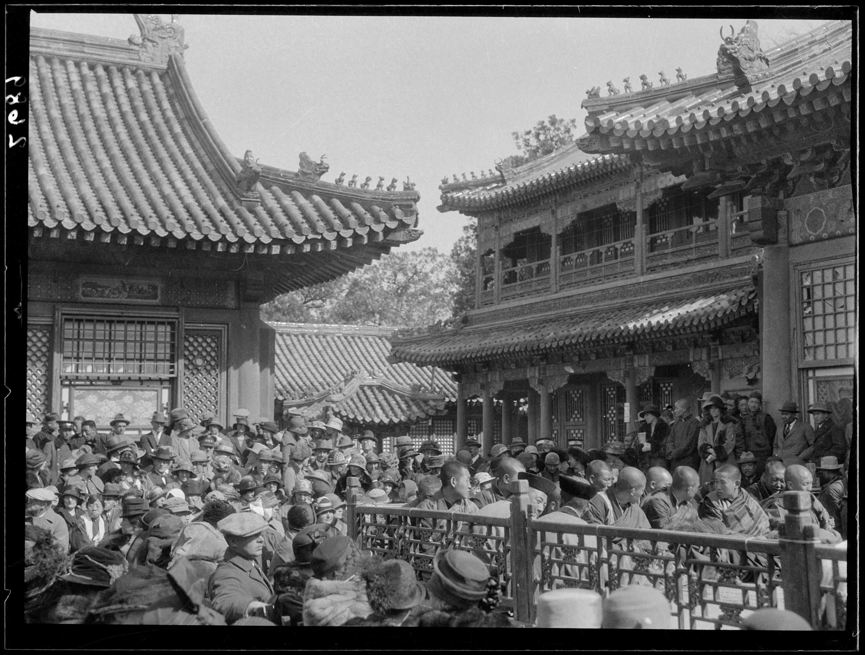 北京风景老照片：妙峰山上多雕像精美异常，图六瓷神像