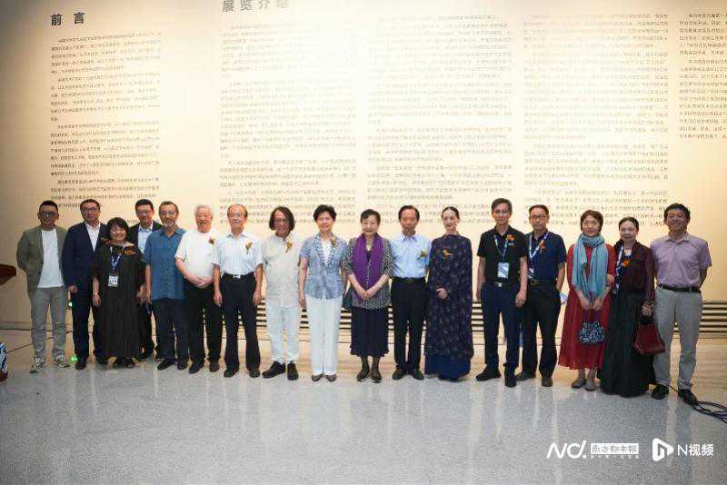 在中国工艺美术馆，他用陶艺创造出绝美的艺术场景