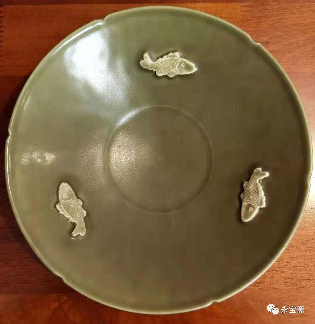 宋-元龙泉窑青釉葵口笠式碗