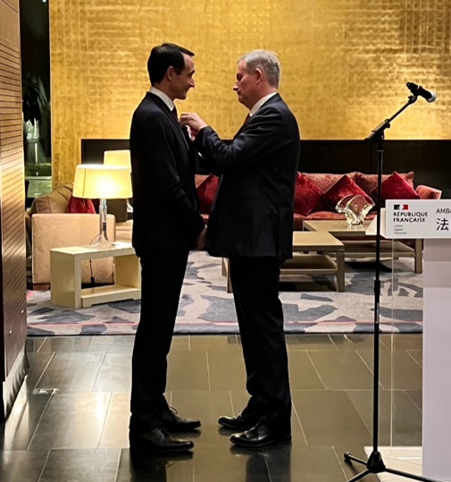 法国友人因致力于中法友好被授予“骑士勋章”