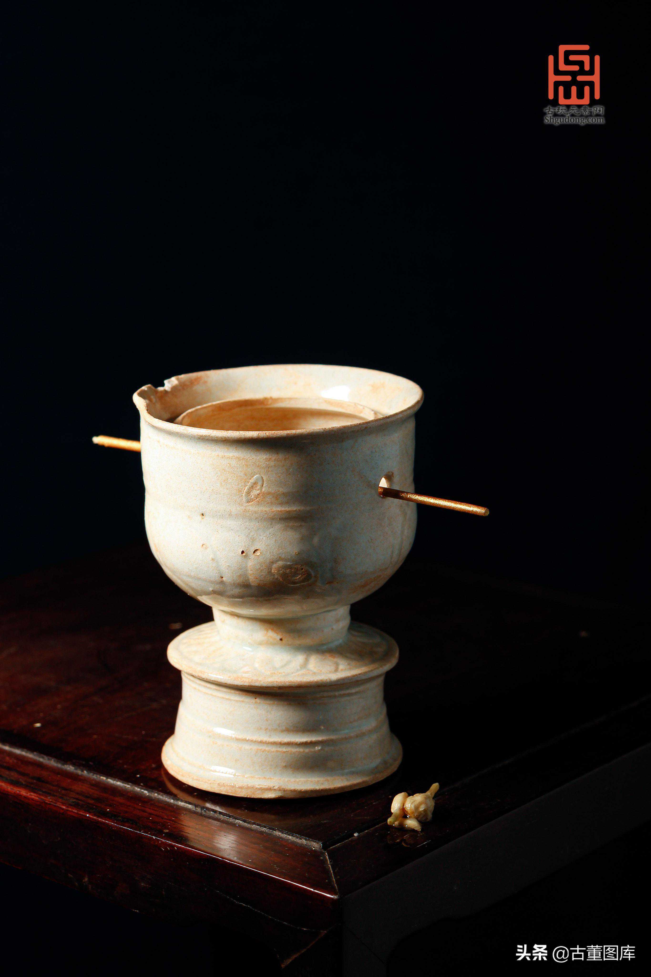 南宋景德镇窑青白釉莲瓣纹熏炉