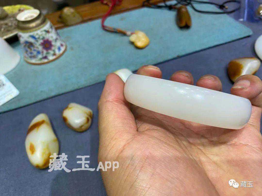 两个手镯，一个200万，一个70万