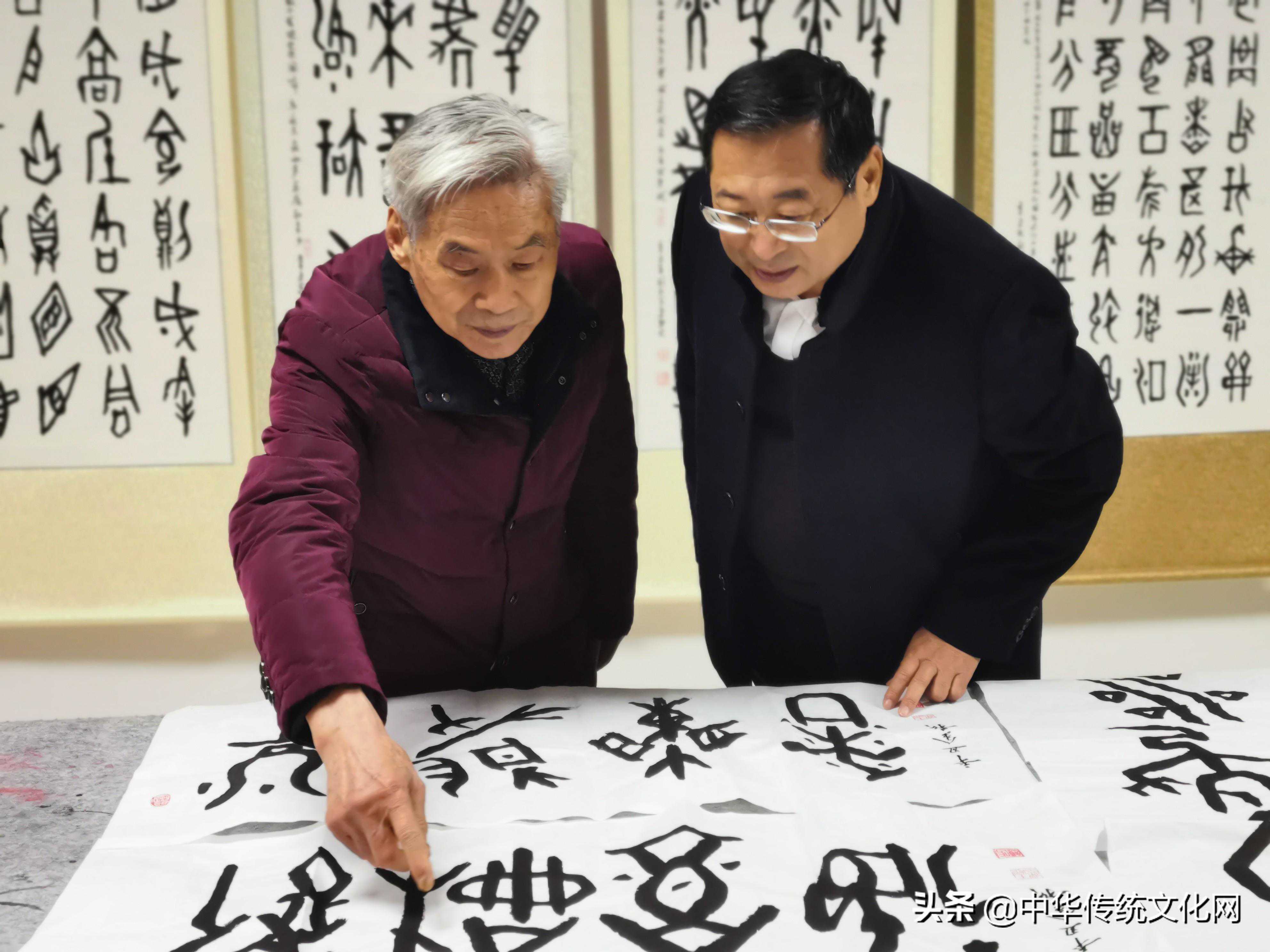 刘家业甲骨文书法展在济举办