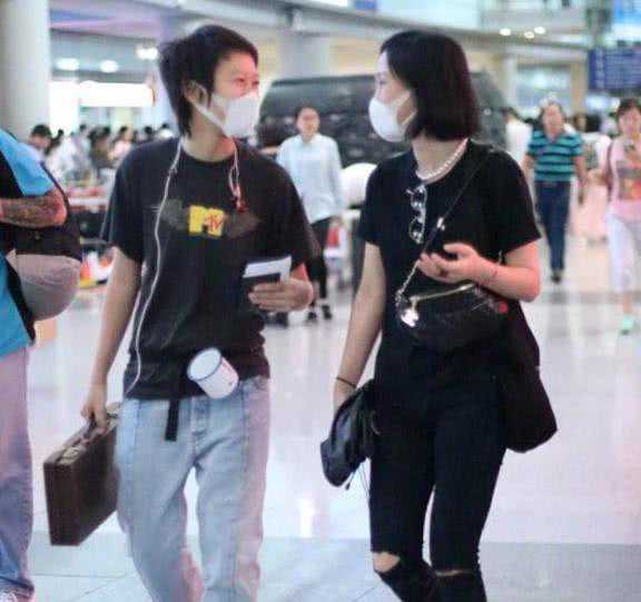 窦靖童最听周迅的话，洗掉一线天纹身，两人亲如姐妹