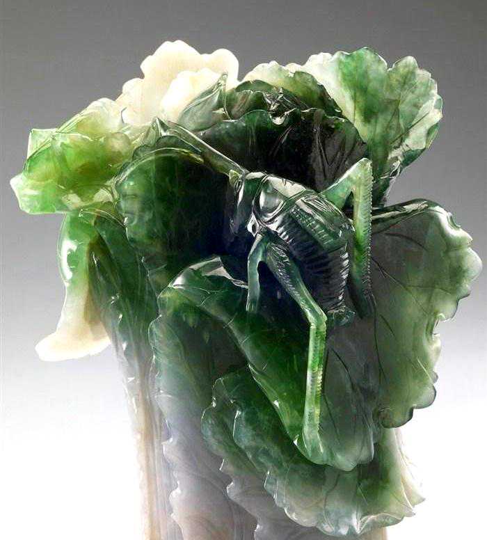 玉雕摆件翡翠白菜：为何总是吸引着三层外三层的游客？