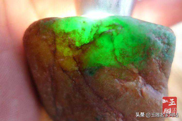 真玉跟假玉灯下区别是什么？打灯观察玉石真假