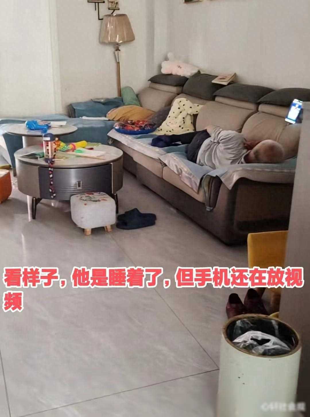 广东：老人躺在沙发上面看手机，儿媳妇怒了：考虑到我的感受吗看