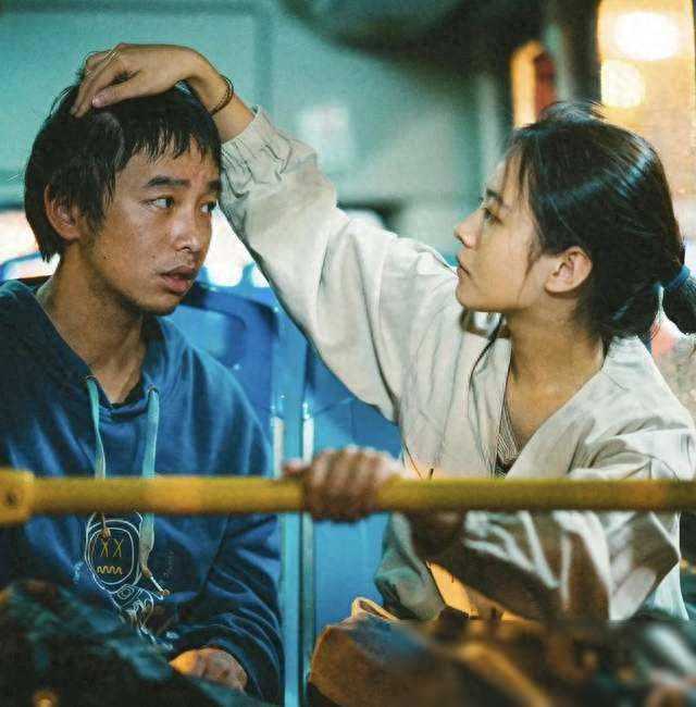 首映撤档，再上又碰到《哥斯拉》，《我们一起摇太阳》是自食其果