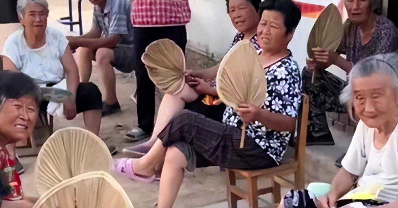 儿子买房我帮10万，女儿买房我同样帮10万，他俩对我态度却大不同