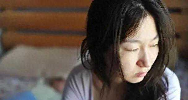 妻子在外偷腥并且毫无悔意，丈夫怒了，将床头的润滑液换成强力胶