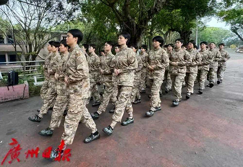 班主任辞职参军，全班沸腾！这位22岁的番禺囡，飒！