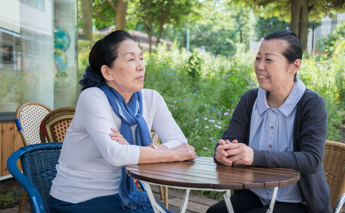 大伯出院后，我瞒着爸妈偷偷去看望，谁料眼前的一幕让我心酸不已