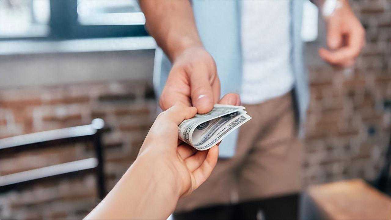 小舅子指责姐夫不出钱帮买房，被姐姐回怼：不是你父母，没资格