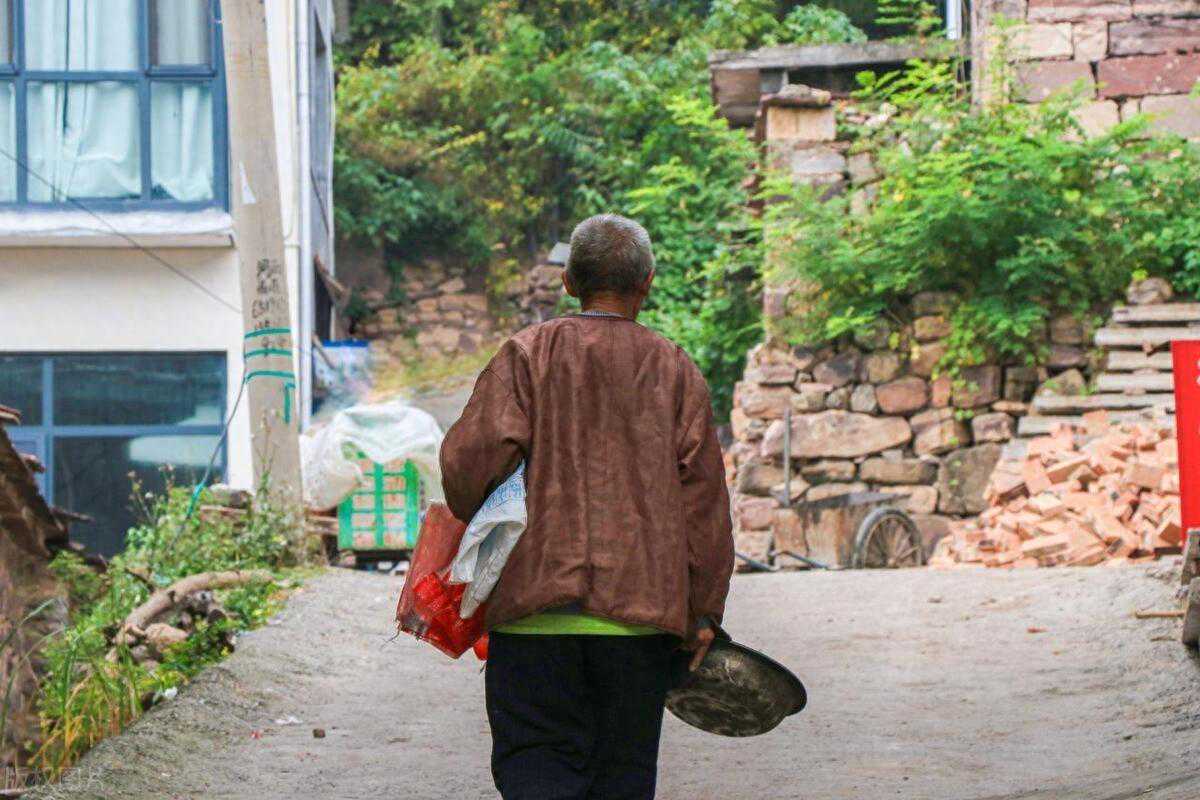 再婚后，他把房子给了儿子，存款给了女儿，只用退休金跟我过日子