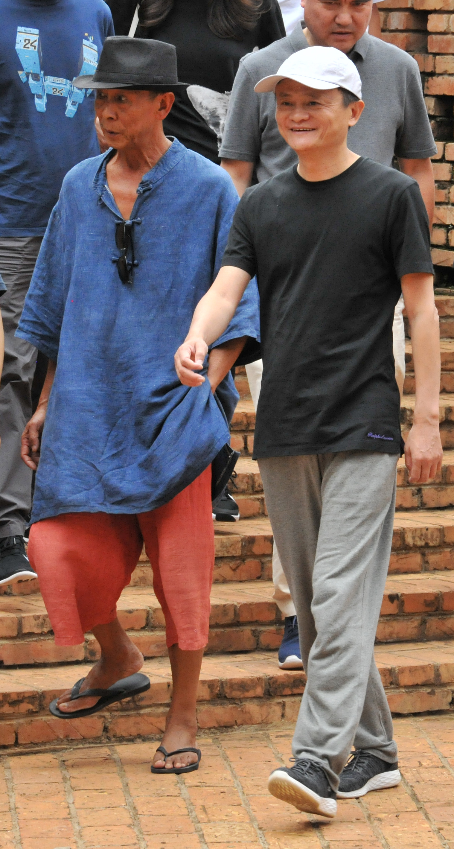 马云在弥勒，穿拖鞋和他走一起的人是谁