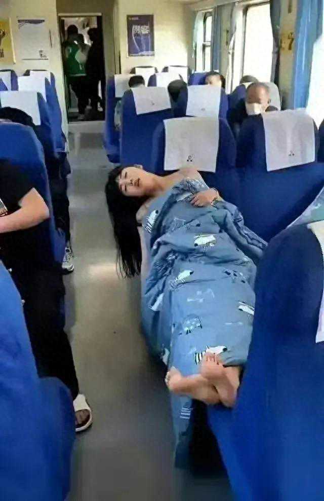 杭州女子火车上睡觉的照片火了，惊呆乘客，网友：羡慕后排的大爷