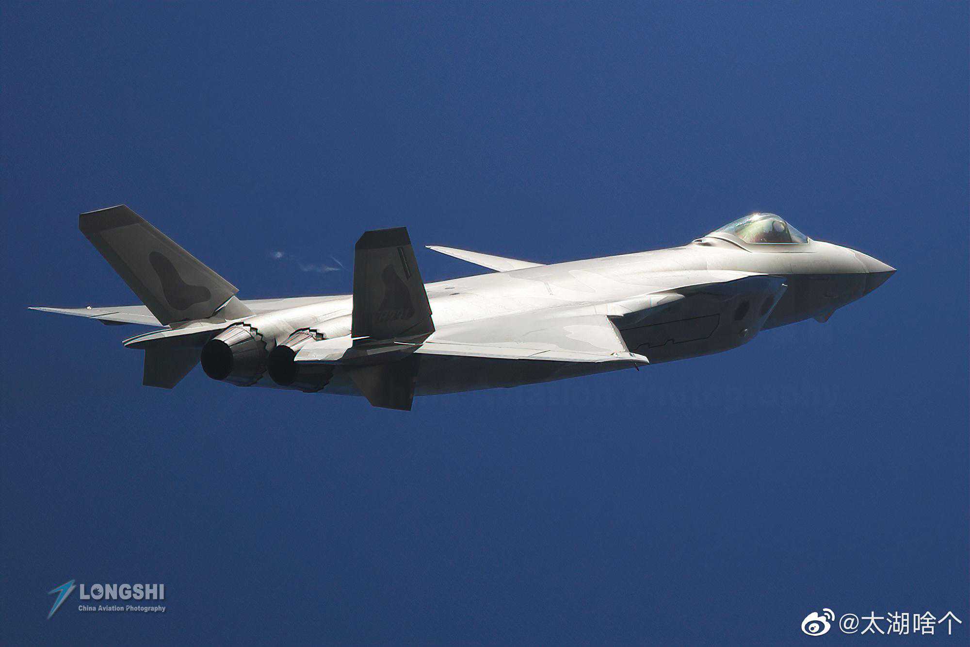 “升级版”J-20首飞？座舱盖压平、机背隆起：究竟是什么用途？