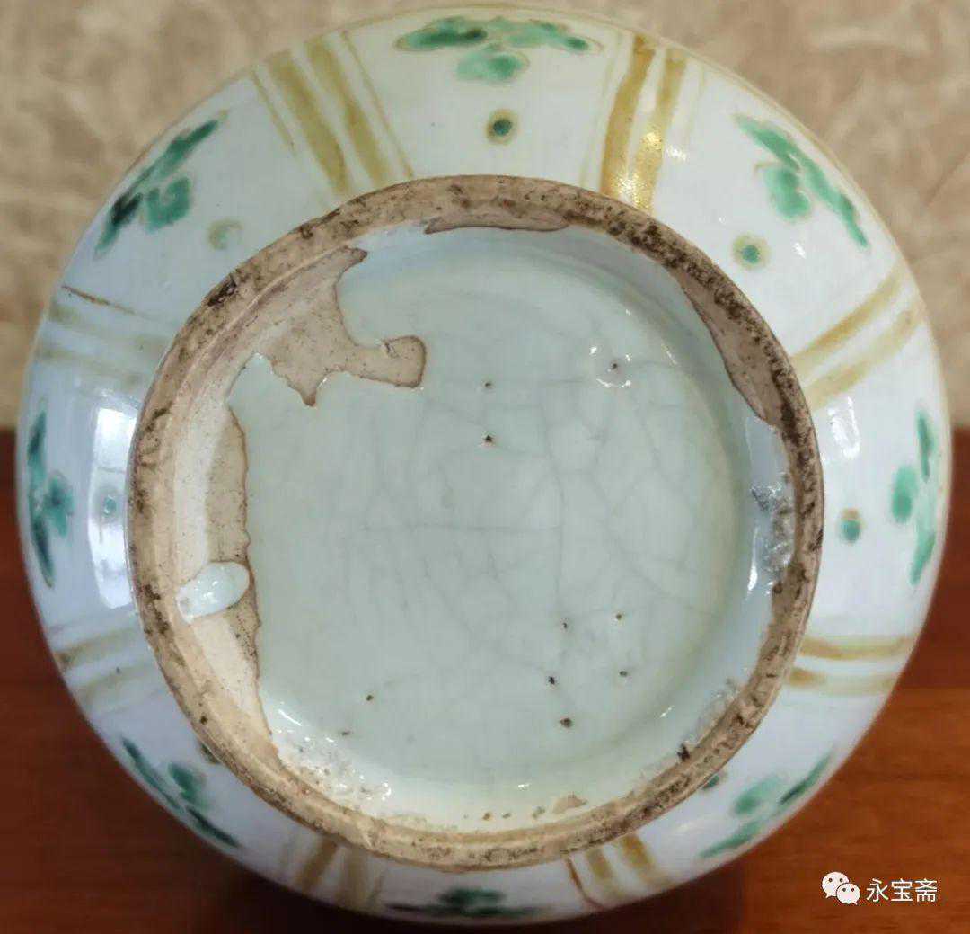 明描金绿彩（五彩）荷池鸳鸯纹长颈瓶