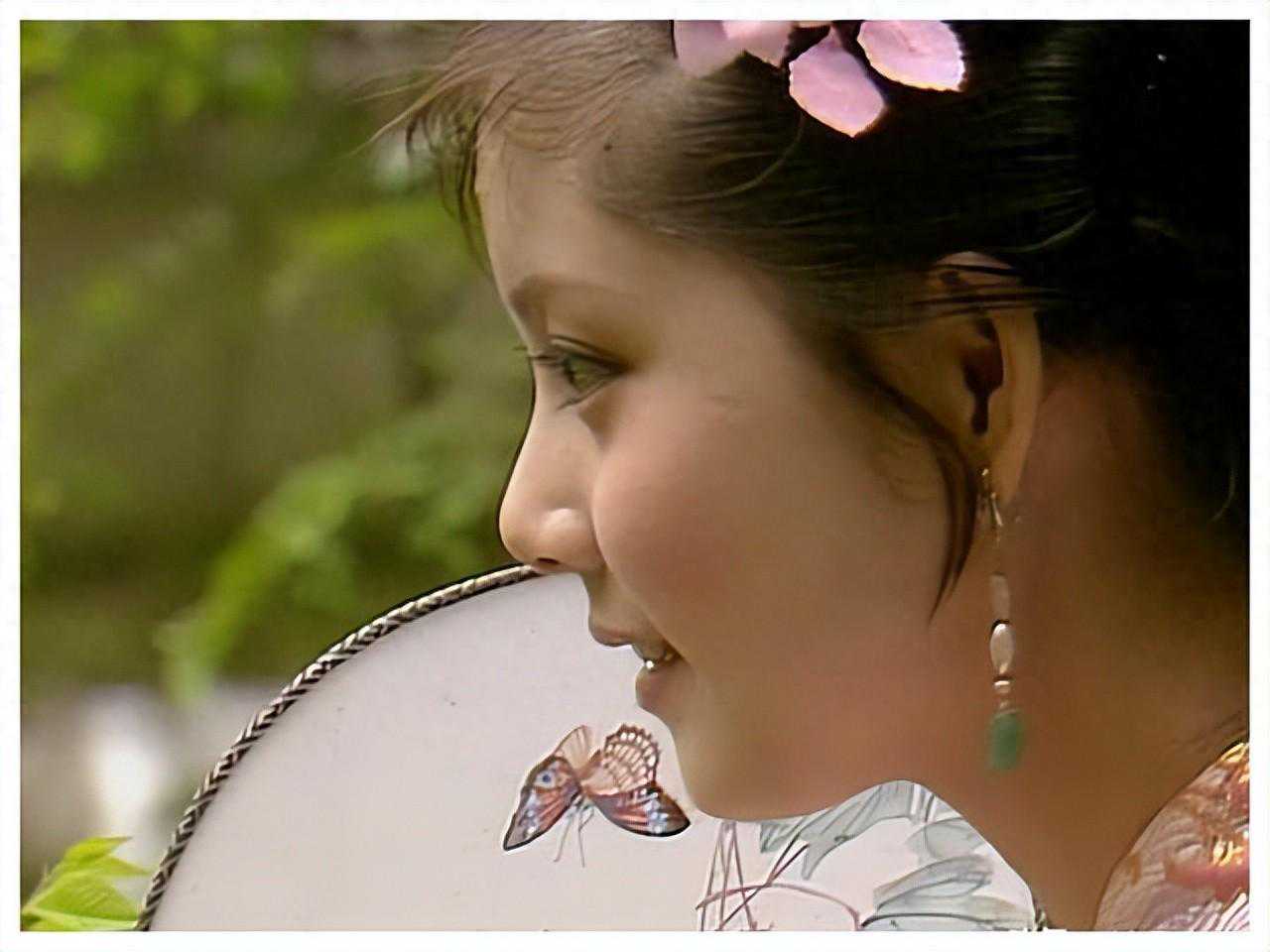 《红楼梦》中，特意描绘了“薛宝钗扑蝶”的场景，有何作用呢？