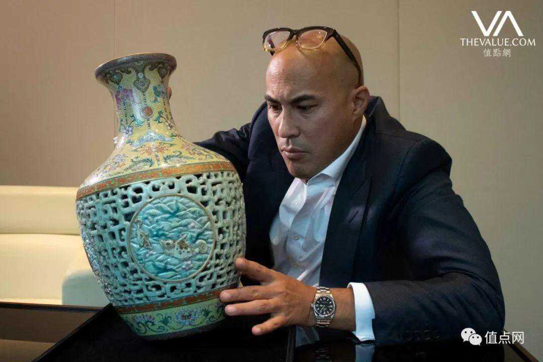 仇国仕爆料　苏富比香港春拍王牌瓷器「乾隆镂空瓶」曝光