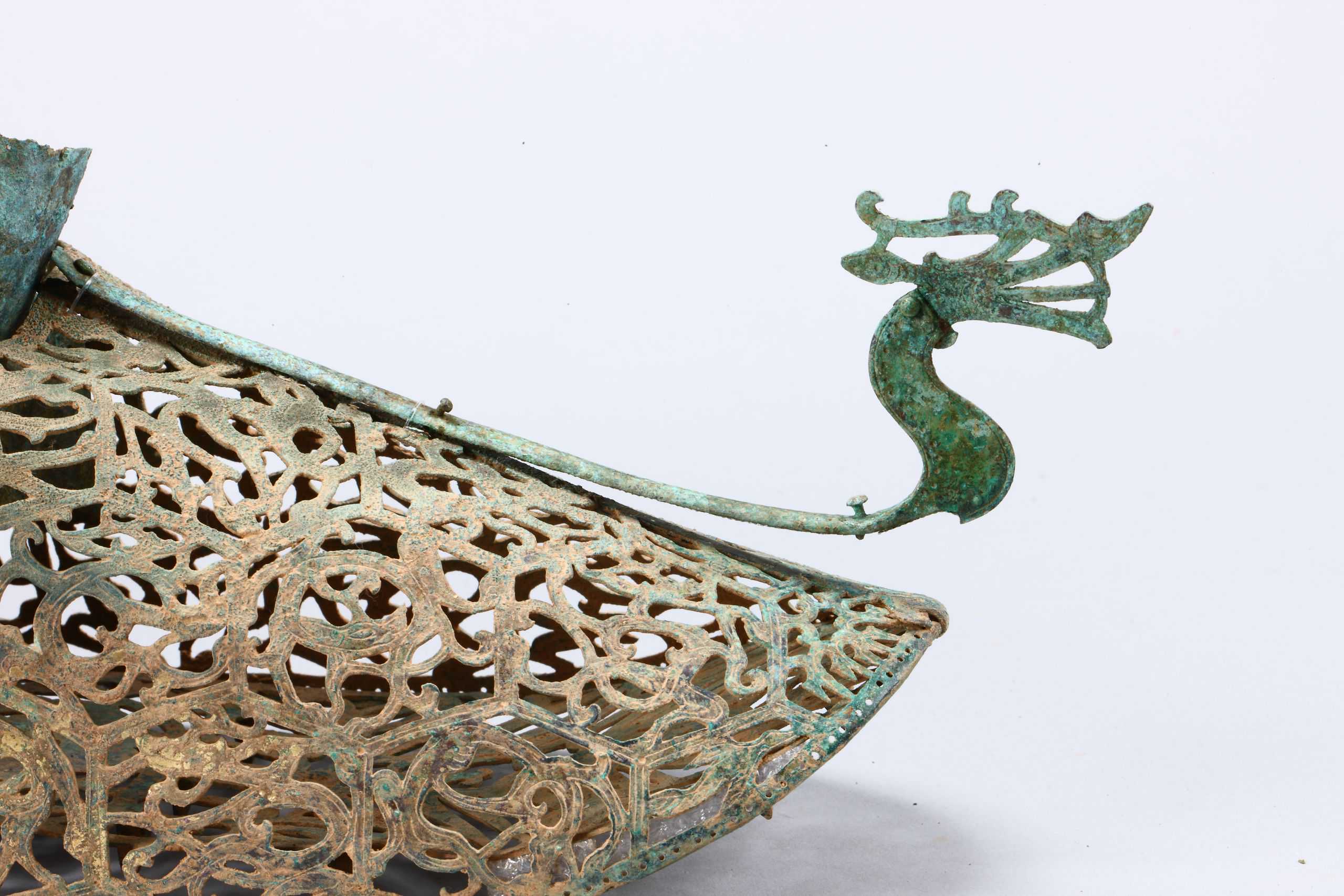 韩国把一双带龙头的铜鞋封为宝物 专家感慨“太罕见！”