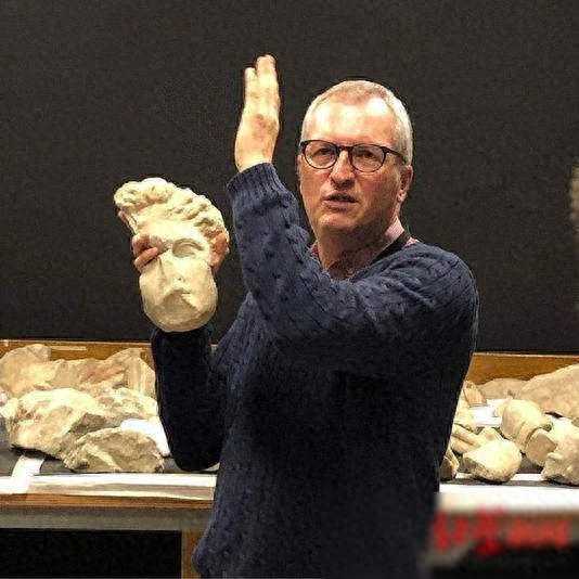 大英博物馆告前馆长，盗卖千余藏品震惊全球！