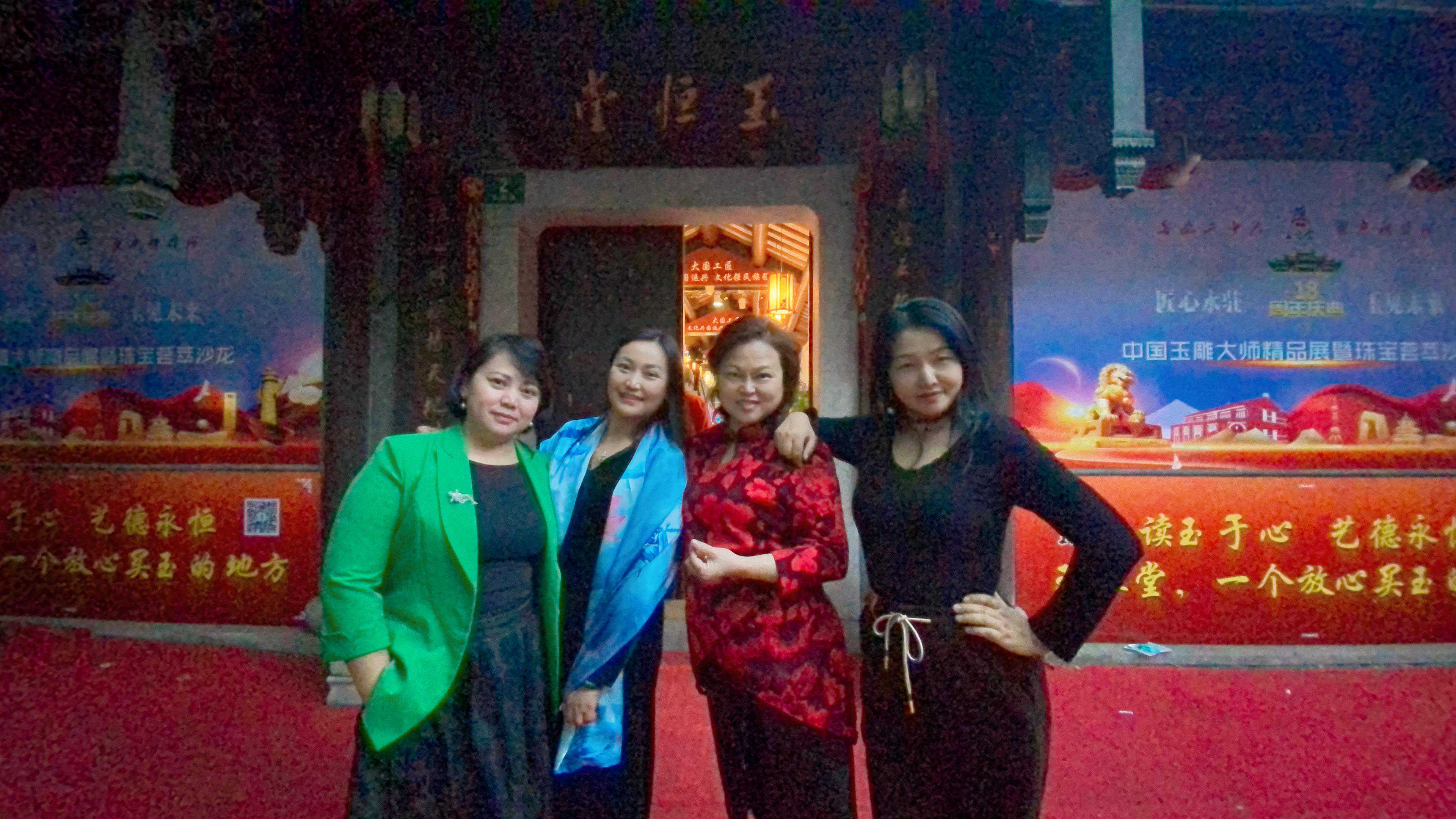 刘秀玉等江西女企业家出席玉恒堂18周年庆暨驻沪企业家联谊会