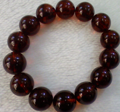 琥珀中的一抹“血”色—血琥珀，鉴别真假的方法竟如此的简单