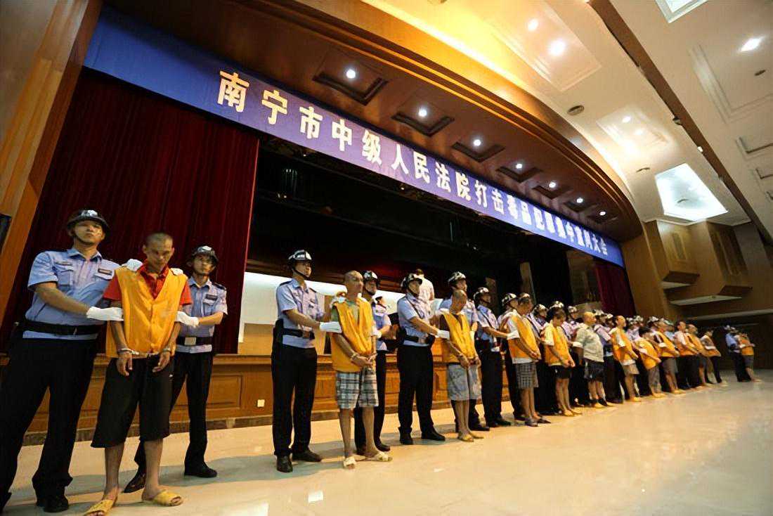 广西公审毒贩真实影像，女犯人吓得双腿发软，一人被立即执行死刑