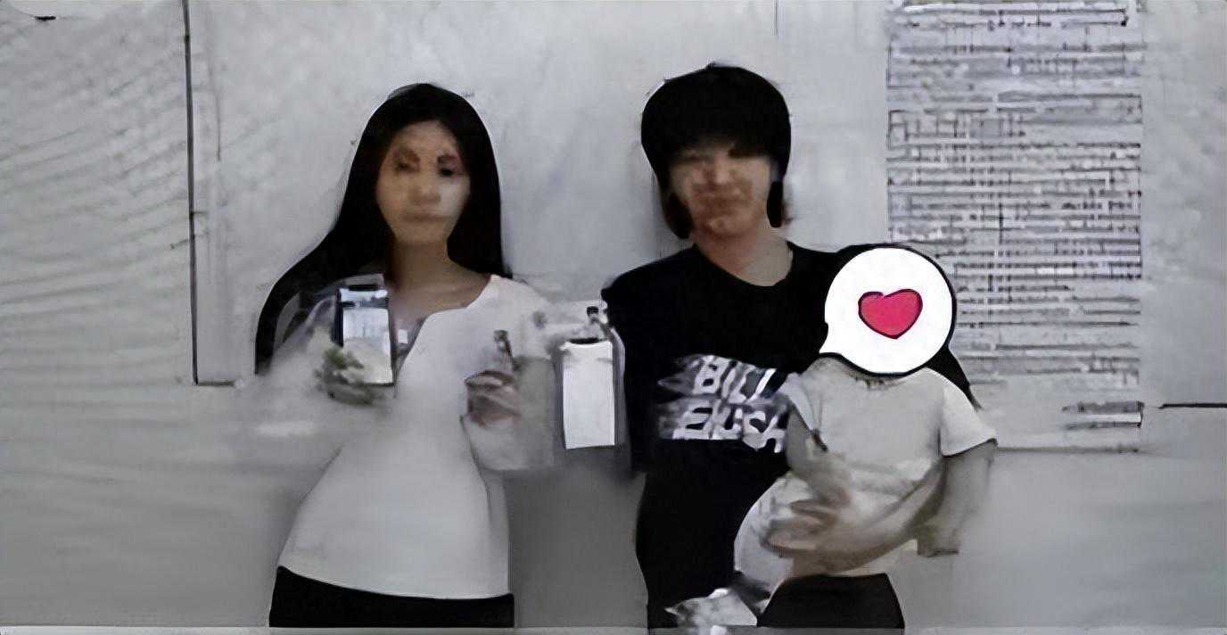 华晨宇女友放飞自我，穿吊带胸口伤痕明显，染黄发太个性