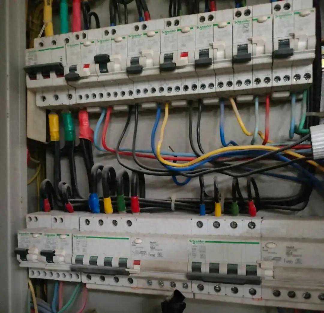 酒店电工月薪三千多，电工师傅坚持八年没有离开，理由让我心动。