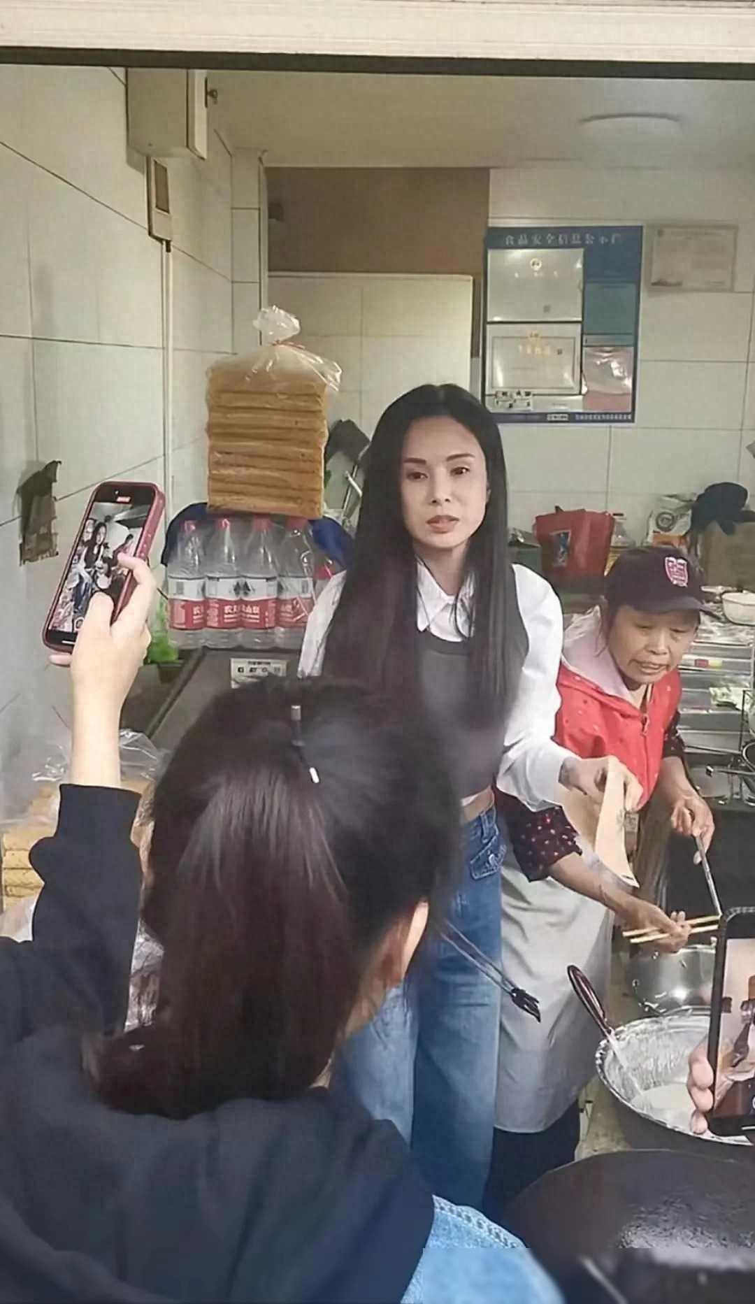 苏州葑门横街看到李若彤客串店员在卖萝卜丝饼，姑姑还是那么美。