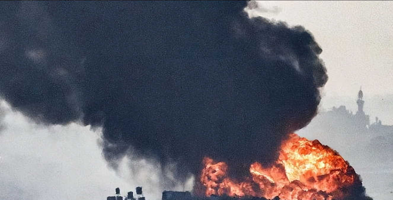 局势危急，上千米蘑菇云升起，俄巨型炸弹在乌克兰首次爆炸