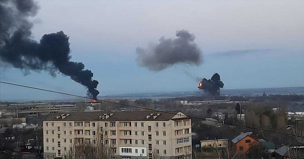 俄军轰炸机突袭！12枚温压弹摧毁乌兵阵地，致命一击！