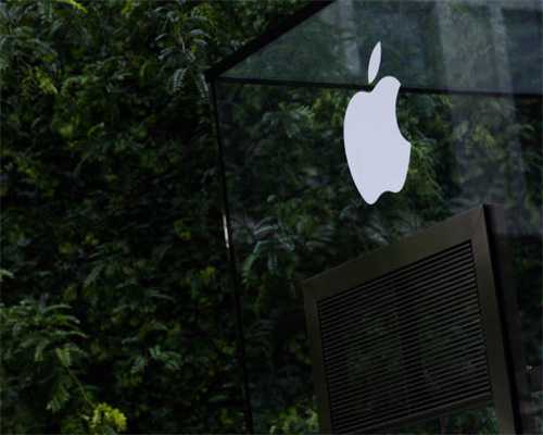 体弱多病的他在耄耋之年画下自己的理想、曲折与出新，105岁成就画坛传奇