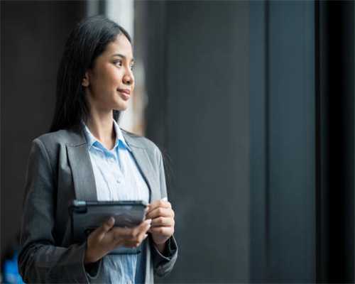 我家狗叫野格，银渐层叫百威，金吉拉叫茅台，走的是不醉不归风